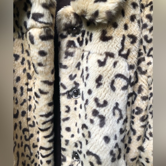 Girl’s Faux Fur Leopard Coat Size 3! ✨ - Picture 4 of 6